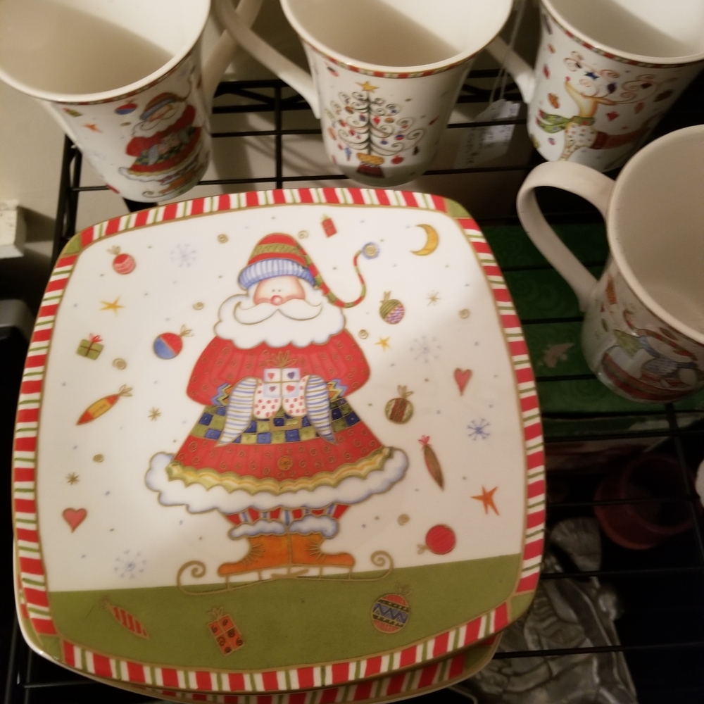 222 Fifth Festive Santa Holiday Plate Set - Red, Green, Gold